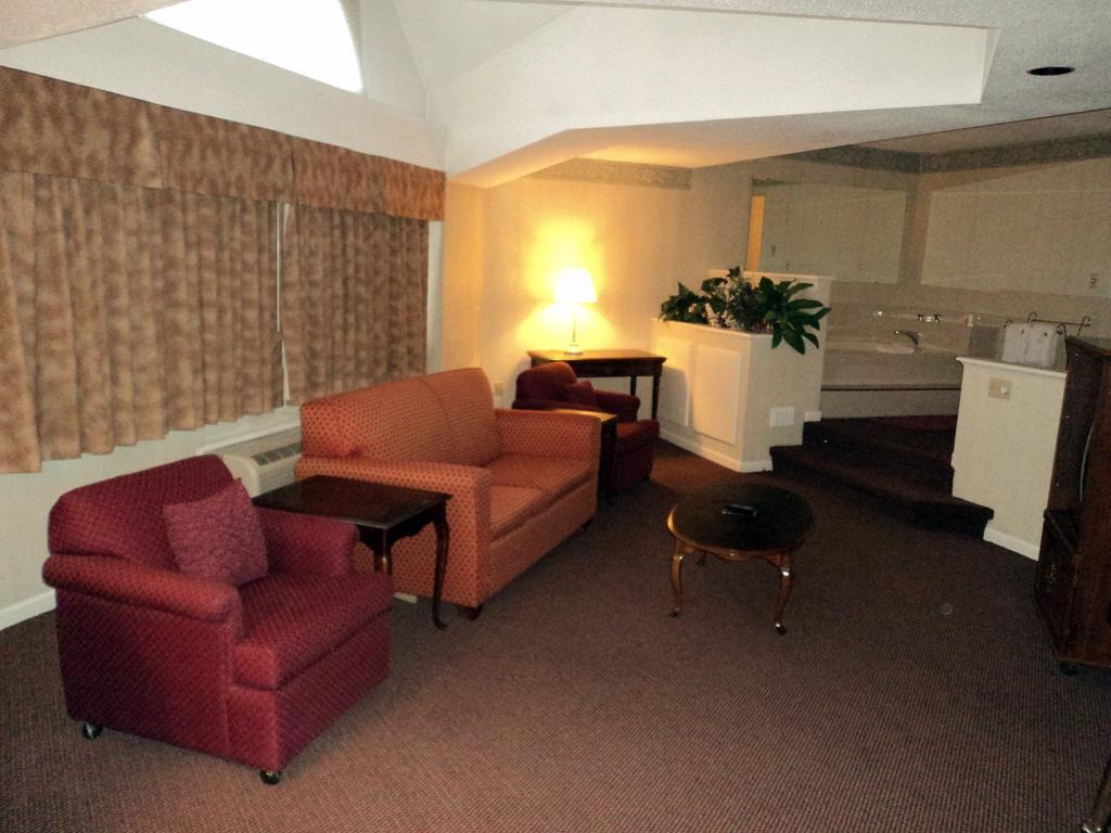 Econo Lodge Inn & Suites Groton Zewnętrze zdjęcie